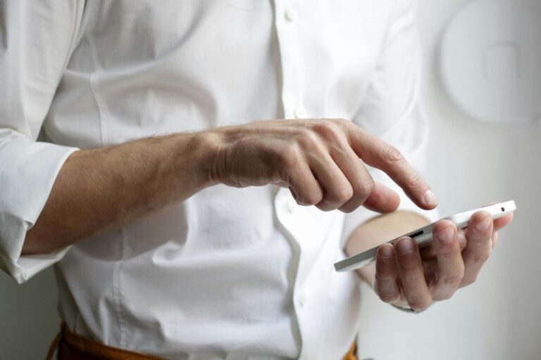 Lire la suite à propos de l’article Garde à vue : peut-on refuser de donner son code de téléphone ?