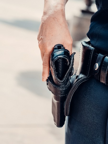Lire la suite à propos de l’article Dans quelles conditions les policiers peuvent-ils utiliser leurs armes ?